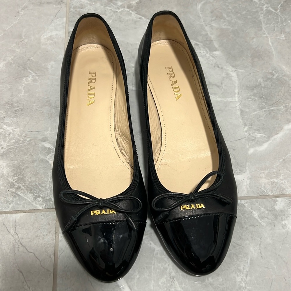 Prada Flats size 38, perfect condition worn few times.